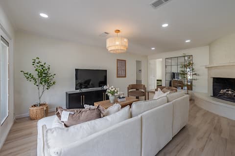 Successful Airbnb property: Chinatown, Detached King Suite, Games, Pool, Golf in Sharpstown