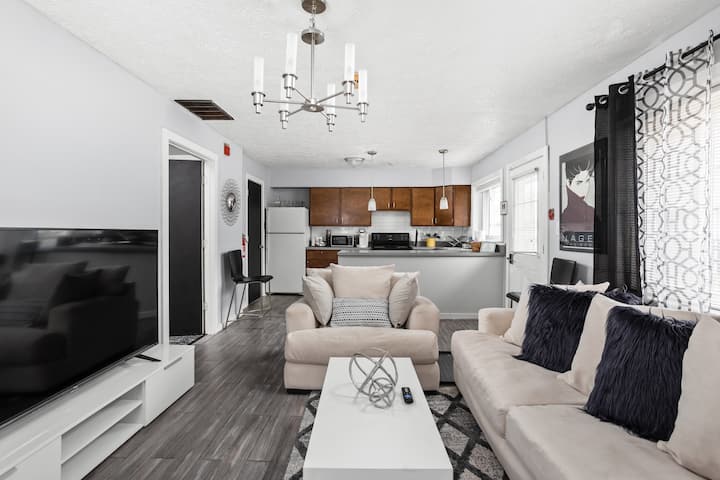 Spacious 1-bedroom Apt In The Heart Of Indy! - Indiana