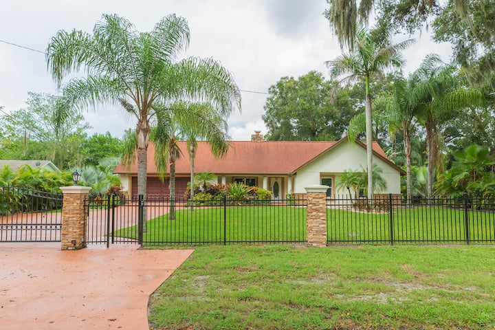 Private Brandon Oasis Family Home - Riverview, FL
