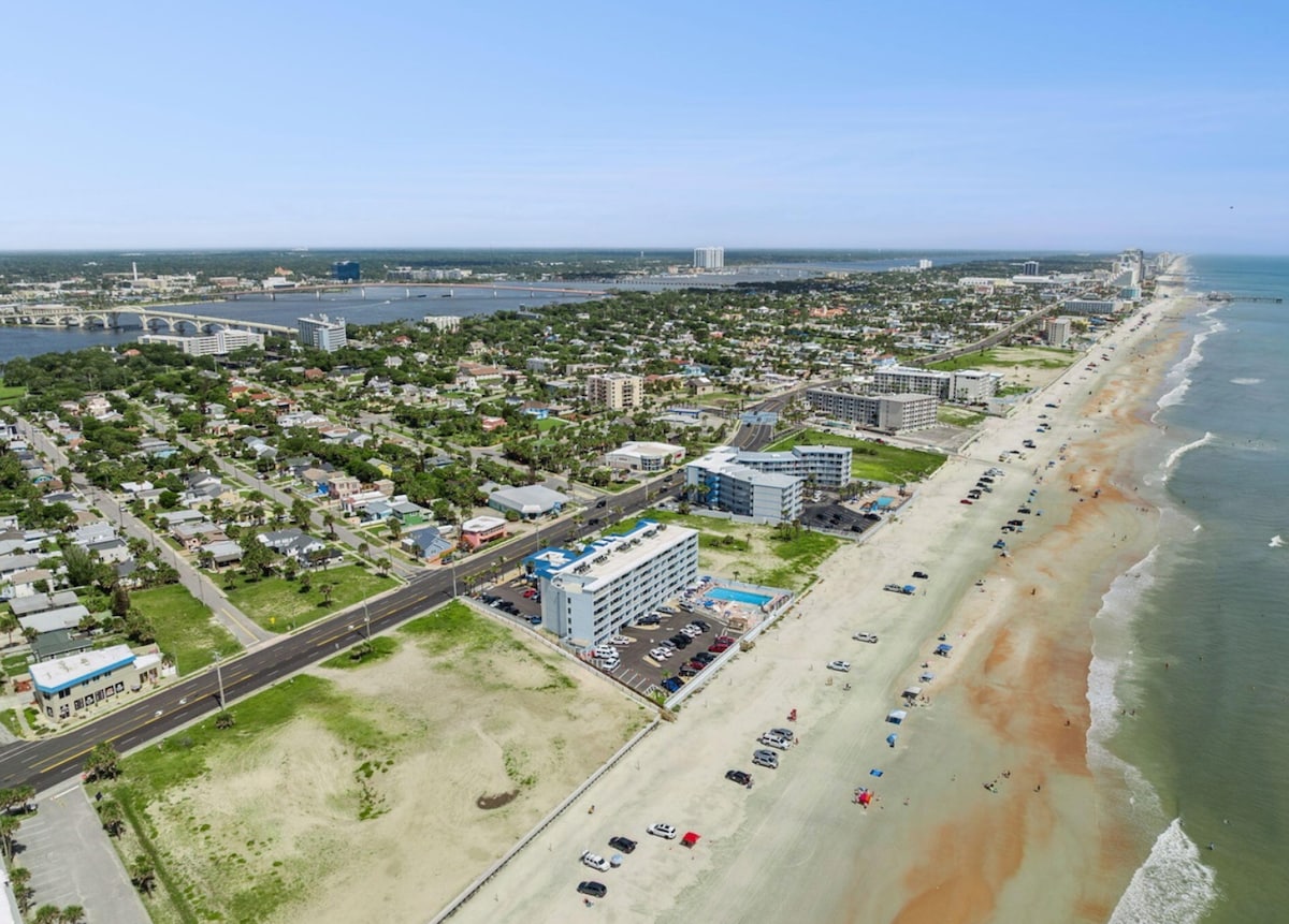 Worlds most famous beach Daytona condo
