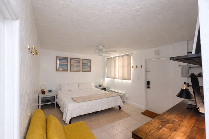 Worlds Most Famous Beach Daytona Condo! - Daytona Beach, FL