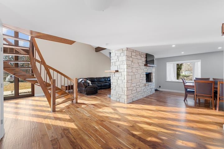 Vaulted Woodland Retreat W/ Steam Spa & Deck - サライナ, KS