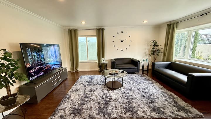 Irvine 6br Home | Big, Bright & Group-friendly - Costa Mesa, CA