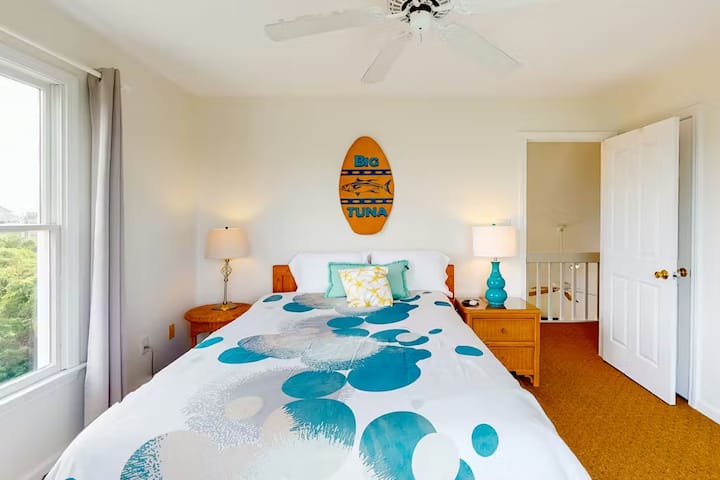 Dormitorio tamaño queen en el segundo piso, baño compartido