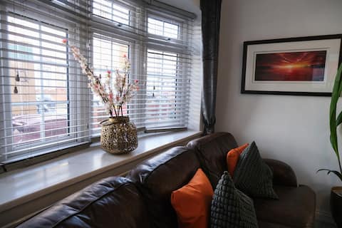 Top Airbnb: 3BHK Home/Next to River/Town/Rail+ Parking Options in Reading
