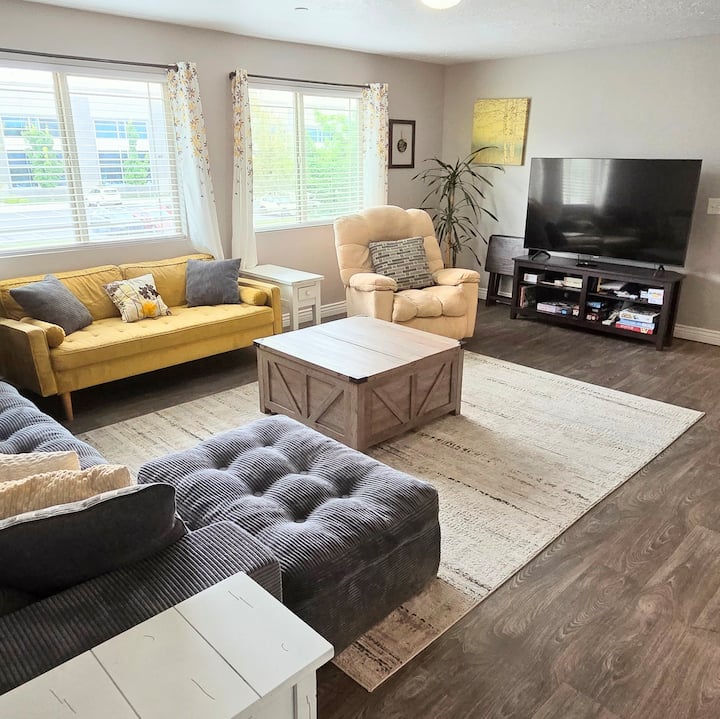 Huge 3 Bedroom Condo In Great Central Location - West Jordan, UT