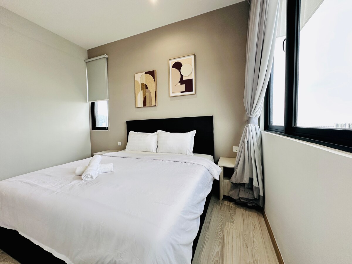 Habitación principal con baño adjunto 
- Aire acondicionado
- 1 CAMA KING con 1 colchón en el piso.