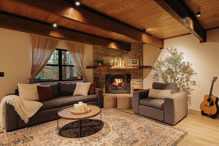 Big Bear cabin: Hot tub, dogs & fenced yard - Cabins for Rent in