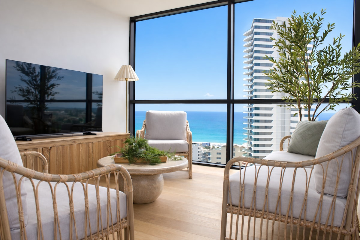 Top performing Airbnb: Luxe Oceanview Apartment Yves. Walk to Beach. Pool in Mermaid Beach