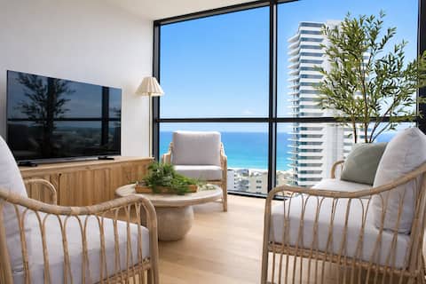 Top performing Airbnb: Luxe Oceanview Apartment Yves. Walk to Beach. Pool in Mermaid Beach