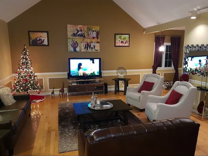 Resort Style House In Brampton On 1.2 Acre Land. - Brampton