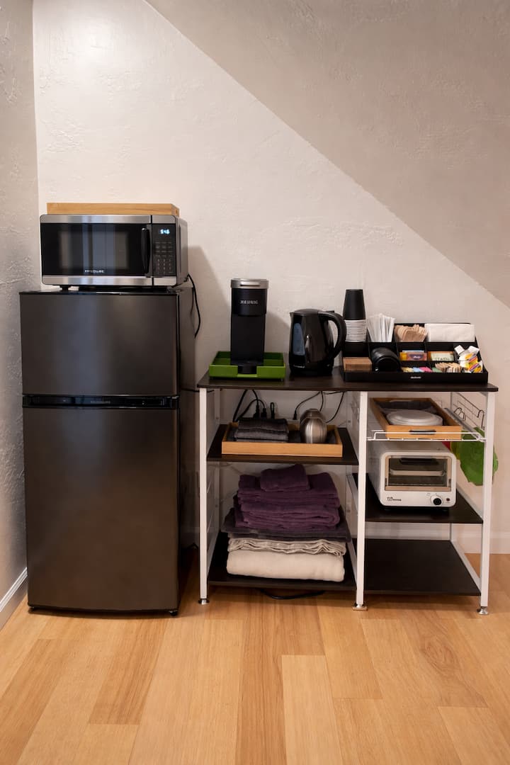 Private Upstairs Studio W/ Own Bath & Kitchenette - Petaluma, CA
