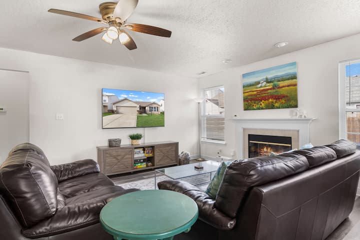 Ranch-style With Workspace, Fast Wi-fi & Parking - Fishers, IN
