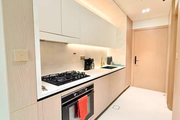 Chic Modern Studio Retreat | 65 Inch Tv | Jvc - United Arab Emirates
