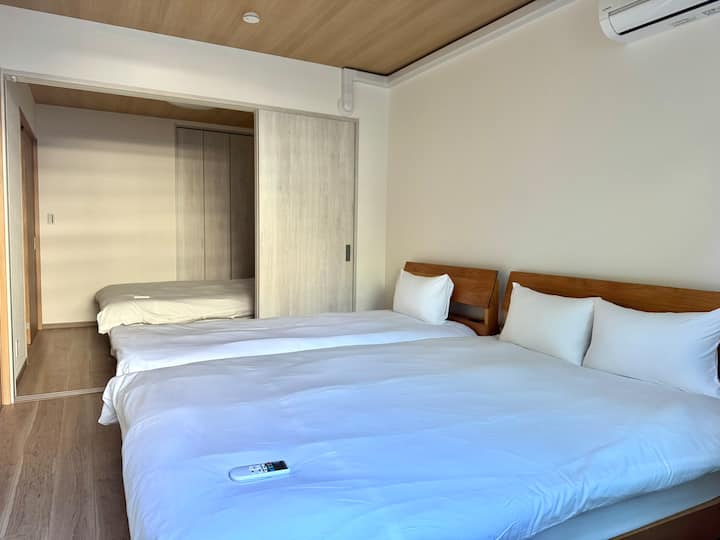 Un lit double et un lit simple
