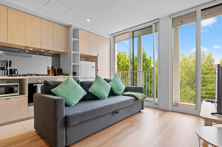 Breezy Urban 1br With Balcony Walk To Qv Market - Melbourne