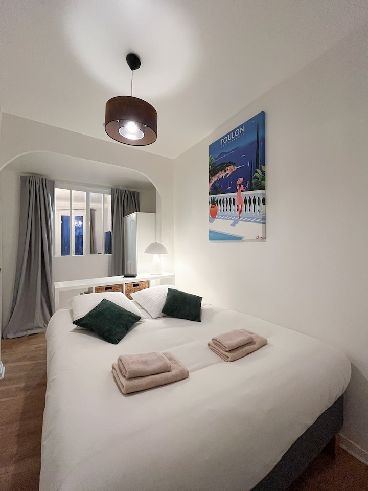 Cama queen size de 160 en la habitación con aire acondicionado