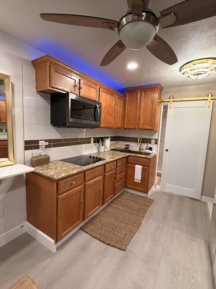 Private Guesthouse Studio W/ Private Entrance - Las Vegas, NV