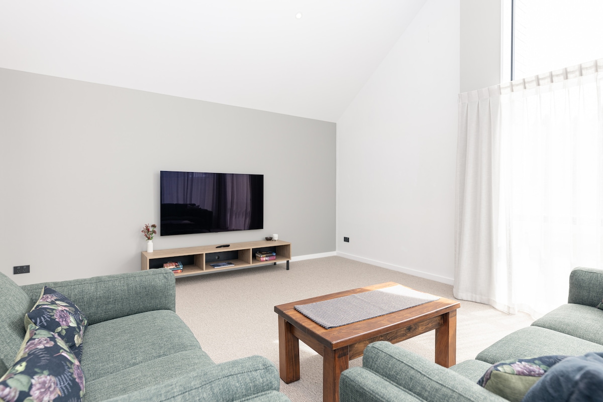 Popular Airbnb listing: Ultimate Comfort, Brand New Warm Private Home in Ashburton District