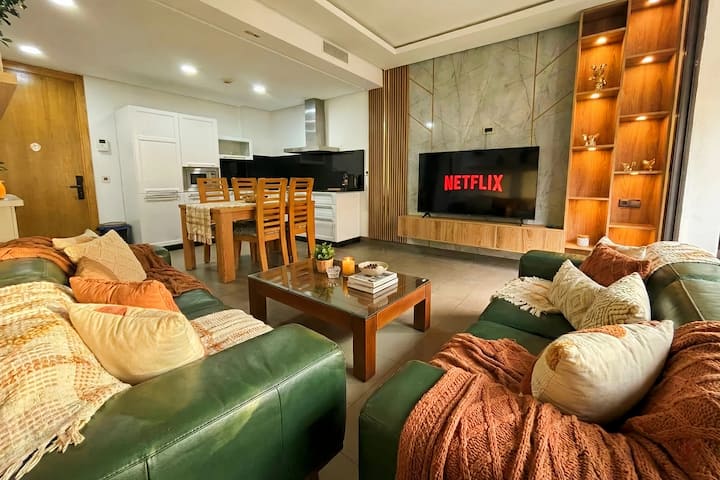 მყუდრო საცხოვრებელი და კინოს სივრცე
დაისვენეთ ელეგანტურ მისაღებ ოთახში, რომელიც აერთიანებს კომფორტსა და თანამედროვე დიზაინს. აქ არის დიდი, პლაზმური ეკრანის ტელევიზორი Netflix‑ით, რომელიც ელეგანტურად არის ჩაშენებული კედელში.
ნამდვილი თავშესაფარი დასასვენებელი საღამოებისთვის.