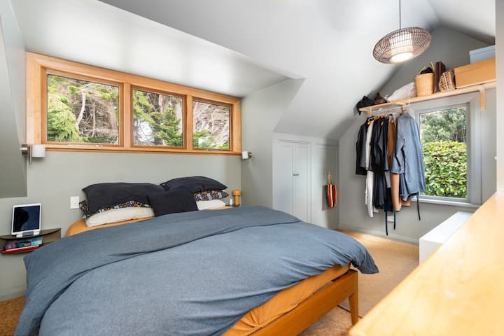 Velika spavaća soba na katu s privatnom kupaonicom.