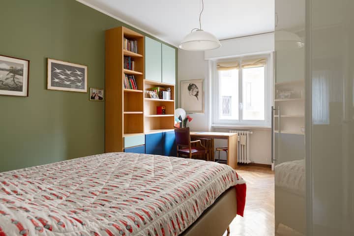 Svijetla i prozračna soba s velikim radnim stolom i bračnim krevetom (160 x 200 cm)