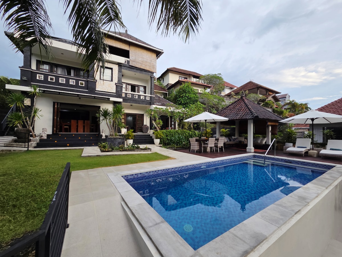 Villa in South Kuta · 3 bedrooms · 3 beds · 3 private baths, comparable Airbnb