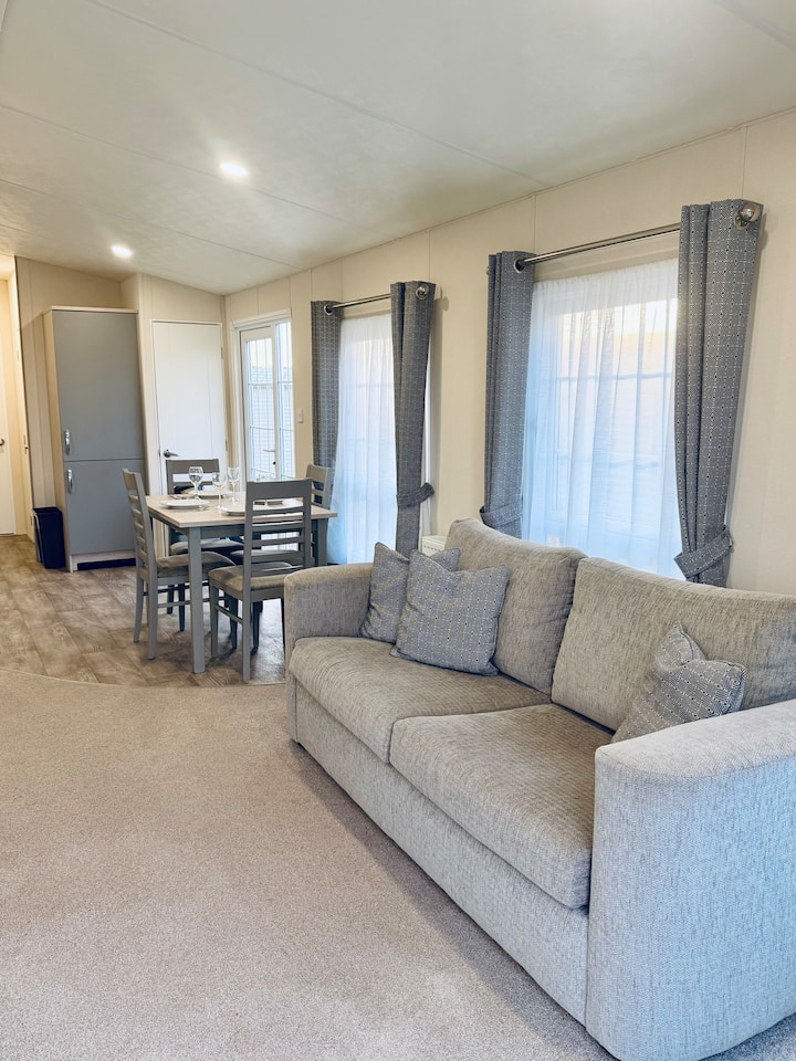 Modern Family Seaside Holiday Home With Balcony - Isle of Sheppey