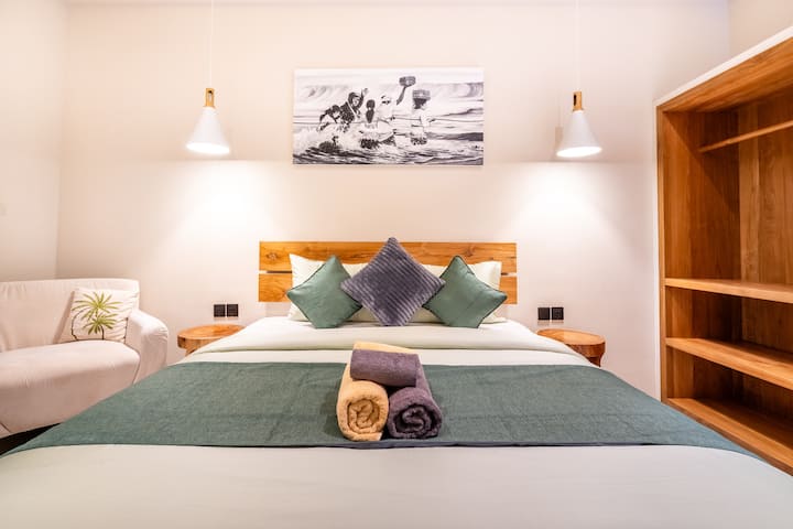 Dormitorio cuidadosamente diseñado con ropa de cama cómoda