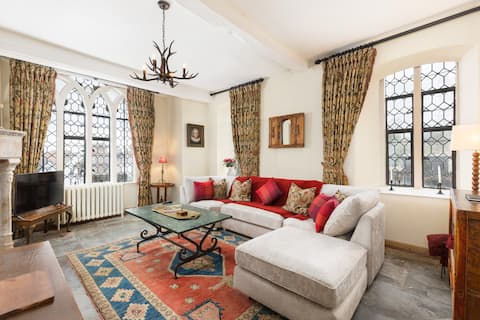 Top performing Airbnb: Unique Castle Stay, The East Gate Tower Warwick in Warwick