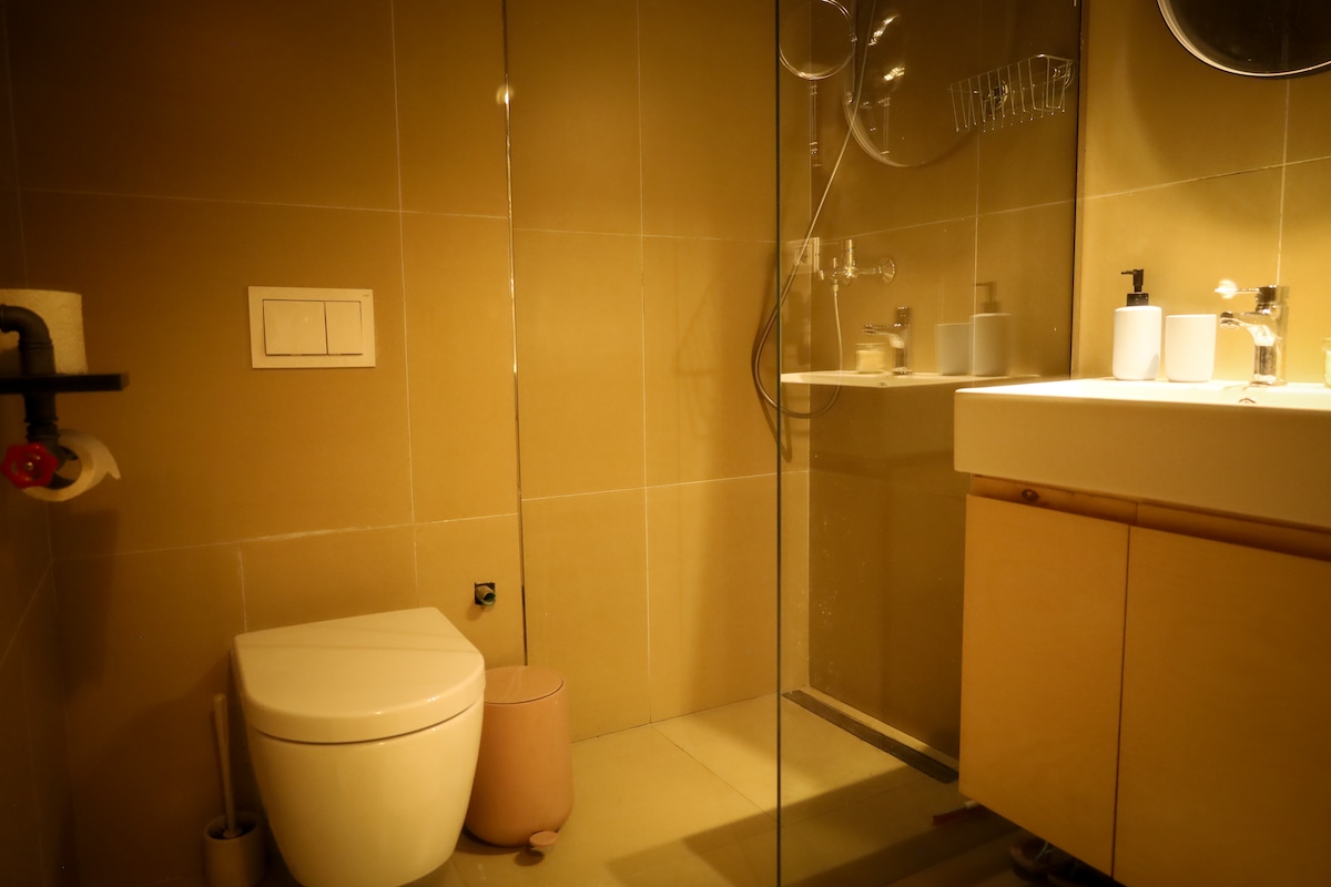 Nancy's Seaside Loft – bathroom