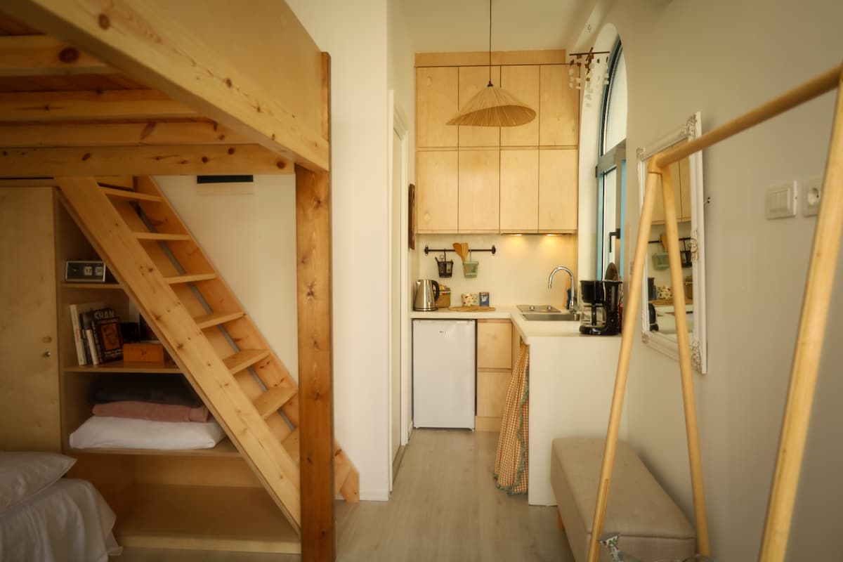 Nancy's Seaside Loft – main view