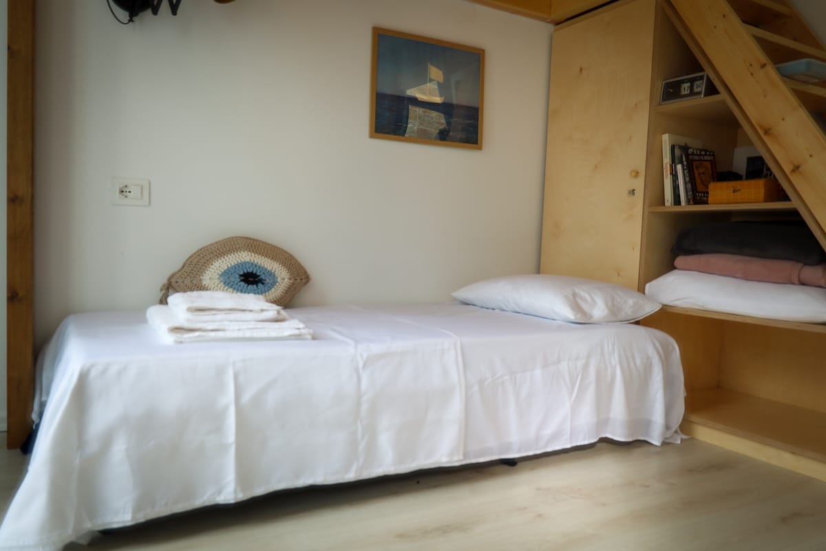 Nancy's Seaside Loft – bedroom