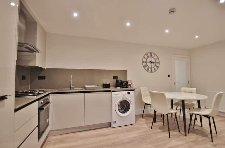 Elegant 2-bed Garden Apartment In West London - London