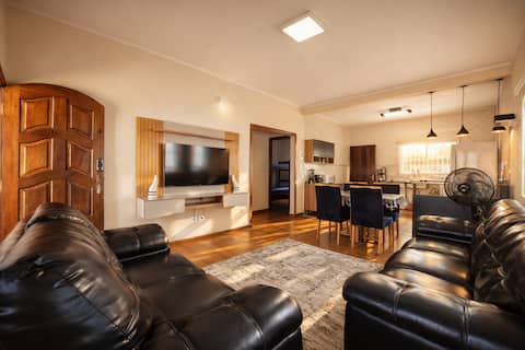 Top Airbnb: 200 m from the beach | 4-bedroom pool Martim de Sá em São José Dos Campos