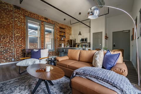 Top Airbnb: Blue Jacket Lofts|By beside DT|King Bed|Balcony in Downtown