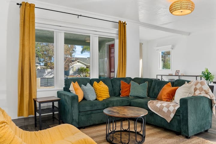 8 Beds, Hot Tub, Game Rm, Backyard - Seal Beach, CA