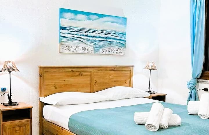 Habitación doble con aire acondicionado, ventana doble con mosquitera. Cuna de viaje gratuita disponible previa solicitud