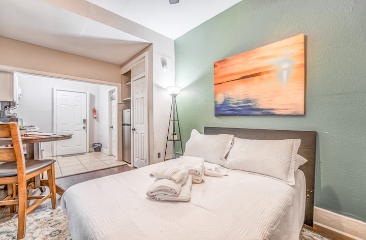 להירגע בחדר שינה רגוע ונוח, המיועד ללילות שלווים לאחר סיור בממפיס.