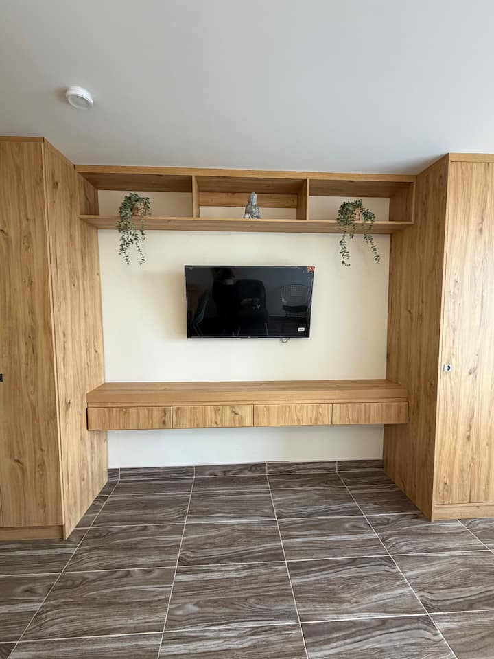 Ez az okostévé. Csatlakozik a Wi-Fi-hálózathoz, így megnézheted a kedvenc streamingplatformjaidat.