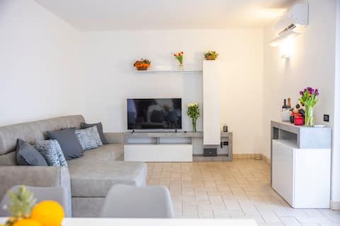 Top Airbnb: Nestled among the olive trees: Pool & Garden in Lazise a Lazise