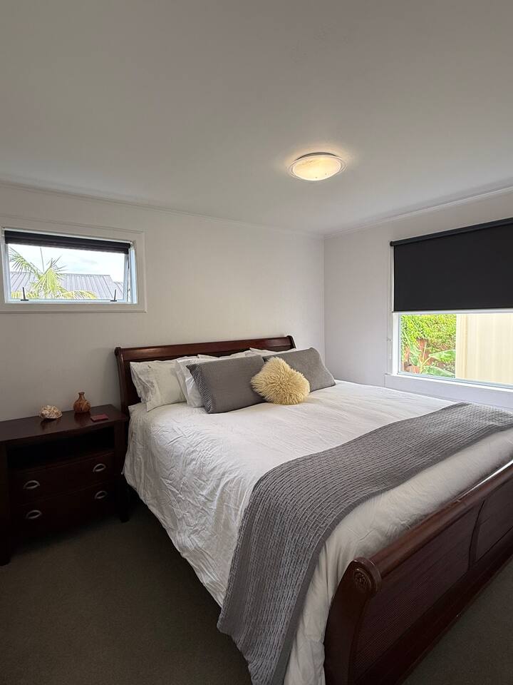 California King bed (huge!). Medium firm top quality mattress. Down duvet. Variety of pillows to suit your preference. Bedside tables. Open plan closet with plenty of shelving and ample hangers. Blackout roller blinds. 