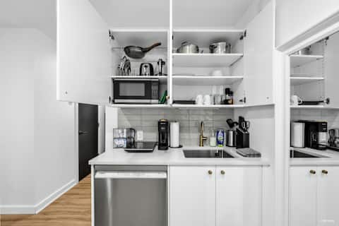 Successful Airbnb property: Spacious 2 BR 3 Beds Suite Near UBC | 15 min to DT in British Columbia