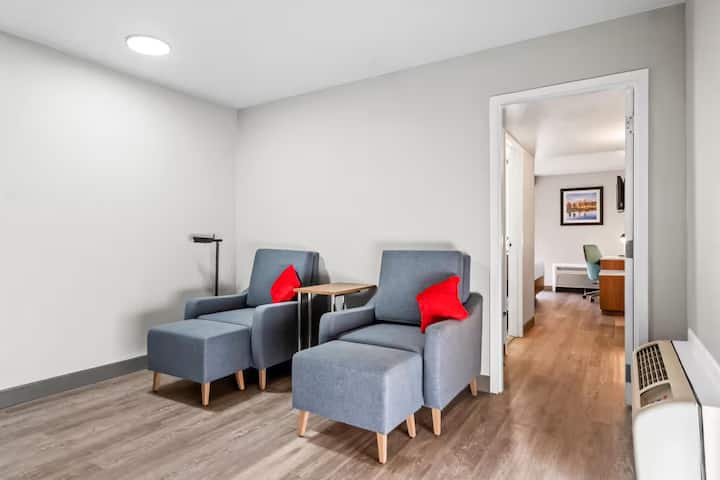 Family-friendly Deluxe King Mini Suite W/ Pool - Cheyenne, WY