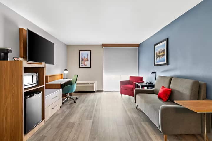 Deluxe Two Room King Suite Near Cheyenne Downtown - Cheyenne, WY