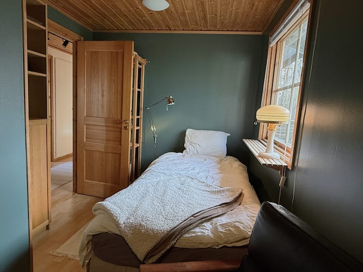 Dormitorio más pequeño con cama individual y armario.