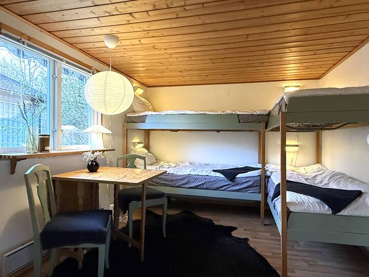 Dormitorio con 4 camas en la pequeña cabaña