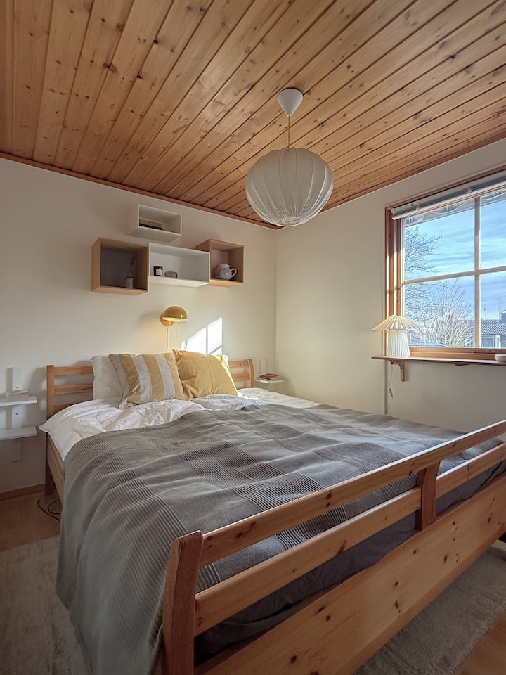 Dormitorio más pequeño con cama matrimonial y dos armarios