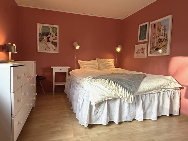 Amplio dormitorio con dos camas dobles, vestidores y perchas.
