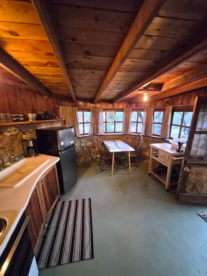 Charming And Cozy Fireplace Studio With Kitchen - Saguaro National Park